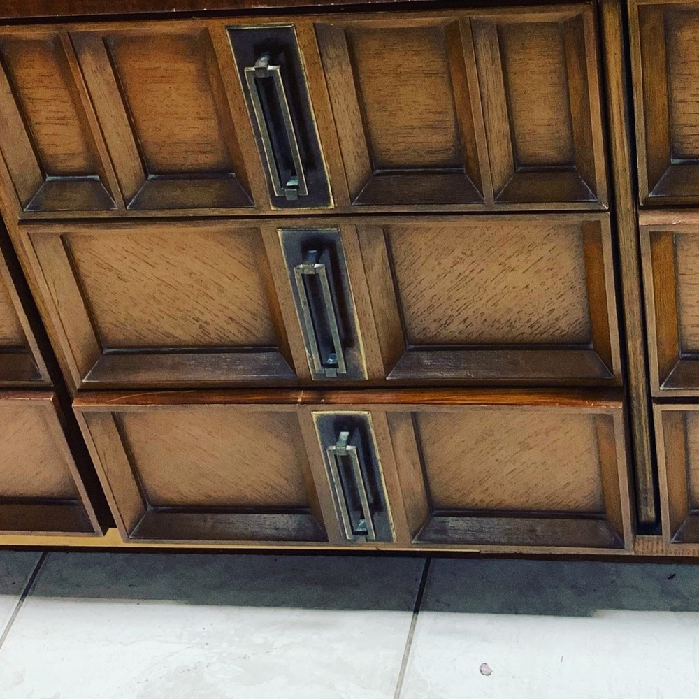I will be chalk painting this beautiful dresser.